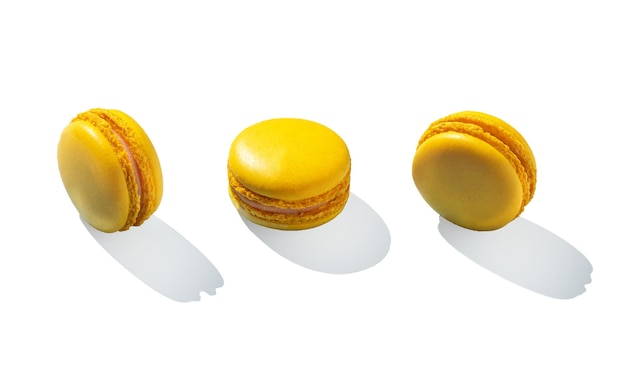 Macarons amarillo limón sobre fondo invisible aislado con sombras duras