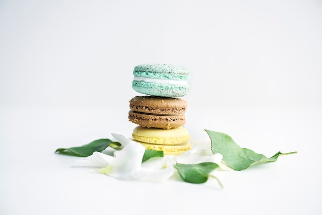 Macarons apilan sobre fondo blanco