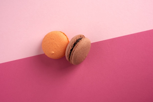 Macarons assados redondos isolados em rosa