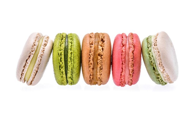 Macarons auf weißem Hintergrund