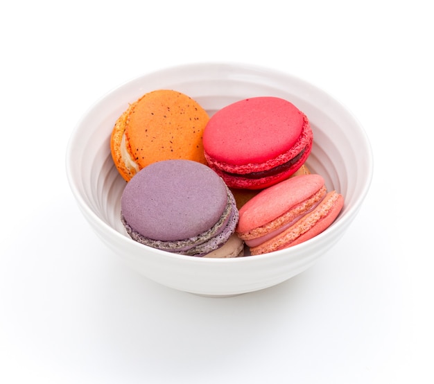 Macarons auf weißem Hintergrund