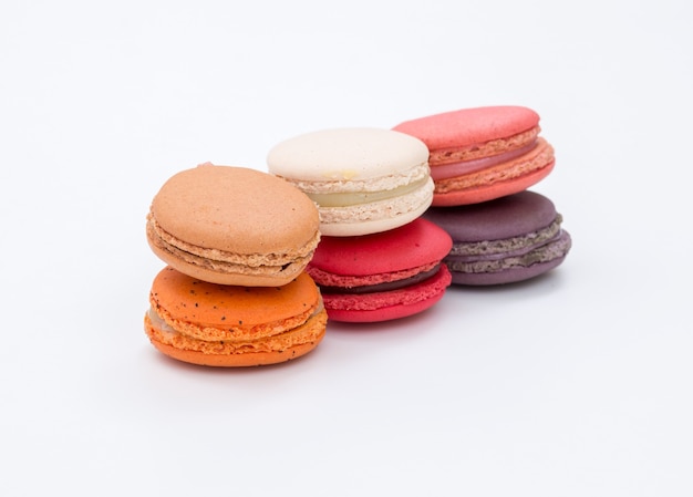 Macarons auf weißem Hintergrund