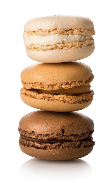 Macarons de caramelo aislado sobre un fondo blanco.