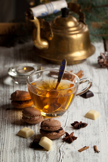 Macarons de chocolate y una taza de té