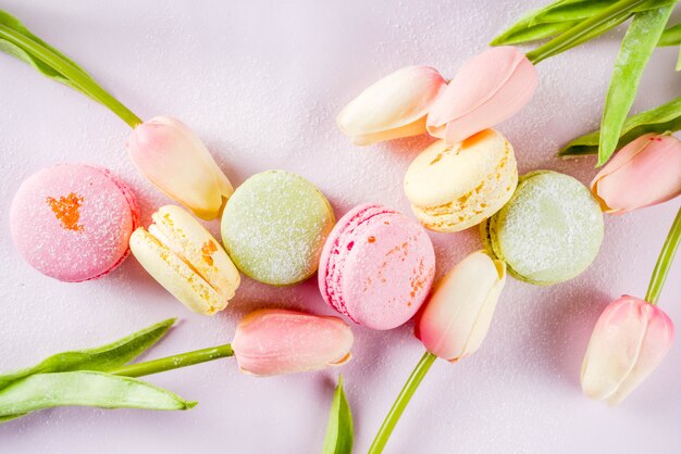 Macarons de colores brillantes