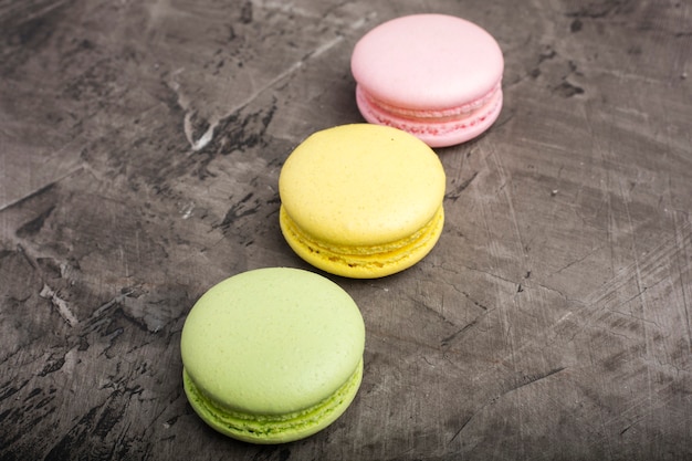 Macarons de colores dulces sobre fondo oscuro