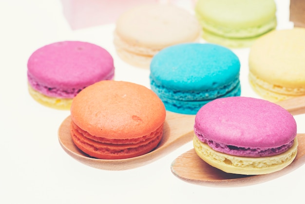 Macarons de colores sobre fondo blanco.