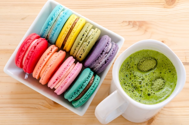 Macarons coloridos e chá verde