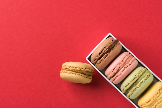 Foto macarons coloridos em uma caixa