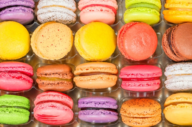 Macarons coloridos franceses tradicionais em uma caixa