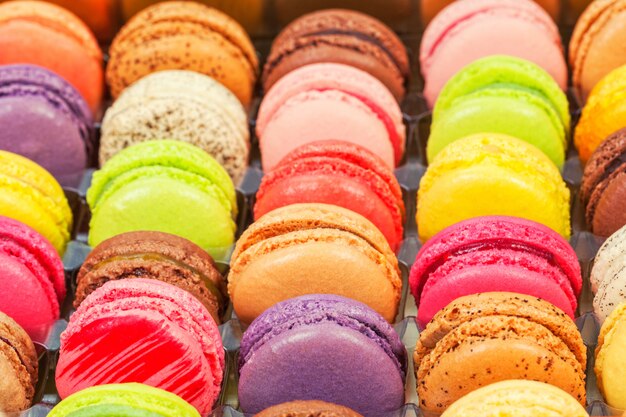 Macarons coloridos franceses tradicionais em uma caixa