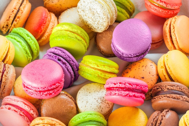Macarons coloridos franceses tradicionais em uma caixa