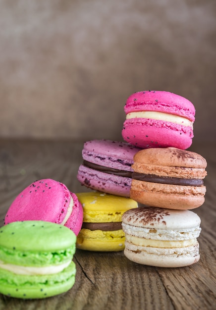 Macarons coloridos na mesa de madeira