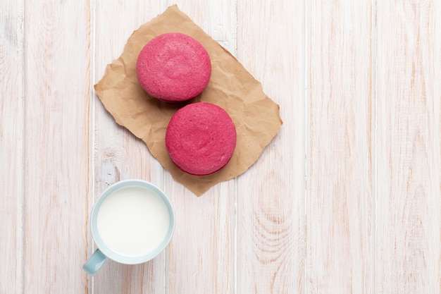 Macarons coloridos y taza de leche