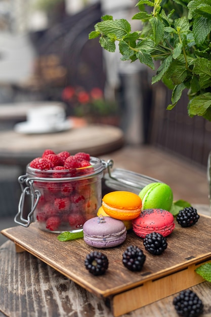 Macarons com frutas em uma mesa de madeira