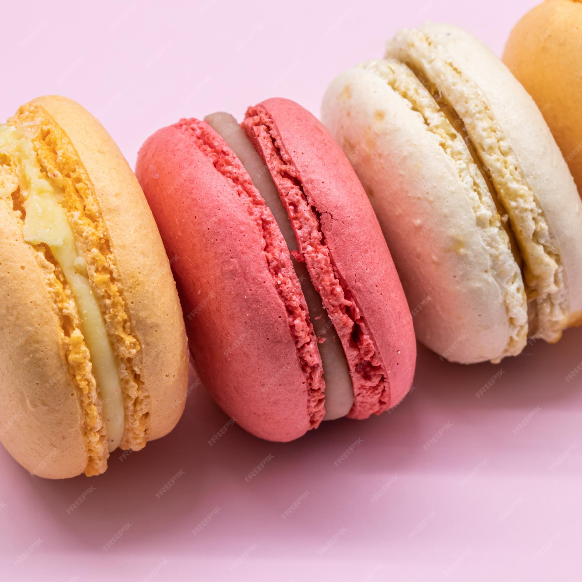 Macaroon colorido sobremesa doce de pastelaria francesa com diferentes  sabores bagas gourmet ou biscoitos de queijo limão e banana esboço de  padaria cremes de confeitaria sabores vetor isolado conjunto de biscoitos  fofos