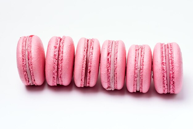 Macarons de morango francês Seis macarons pastel em fundo branco Macarons rosa horizontal