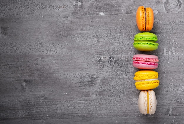 Macarons doces em fundo cinza