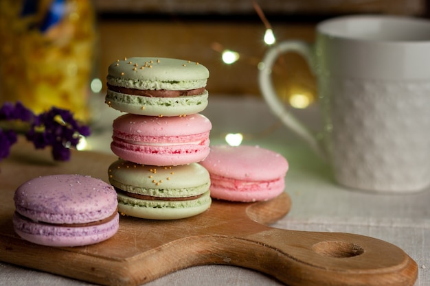 Macarons e café na mesa de madeira