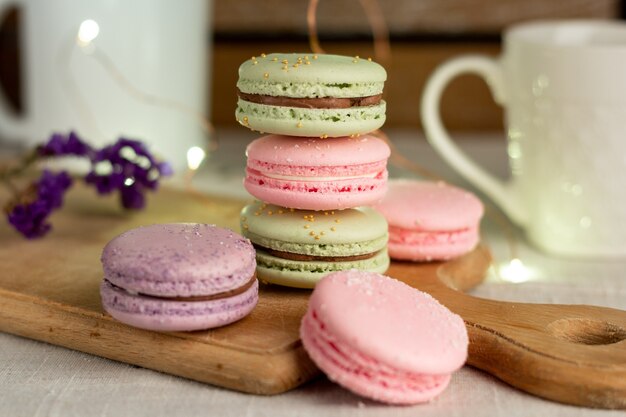 Macarons e café na mesa de madeira