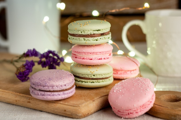 Macarons e café na mesa de madeira