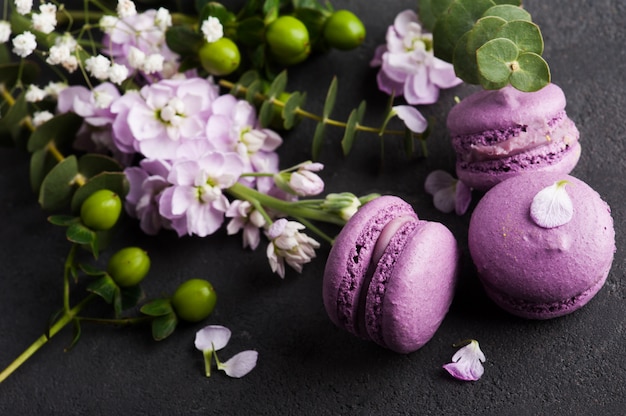 Macarons e flores roxos