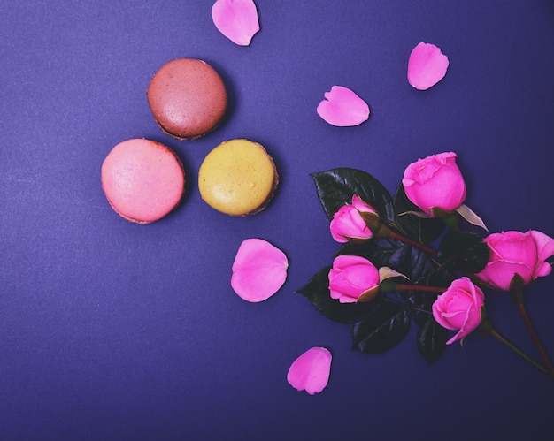 Macarons e um buquê de rosas cor de rosa