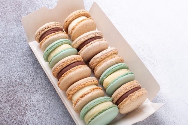 Macarons em caixa com fundo de pedra. deliciosos macarons franceses. copiar espaço, vista superior - imagem