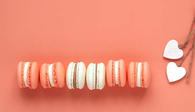 Foto macarons em fundo colorido.