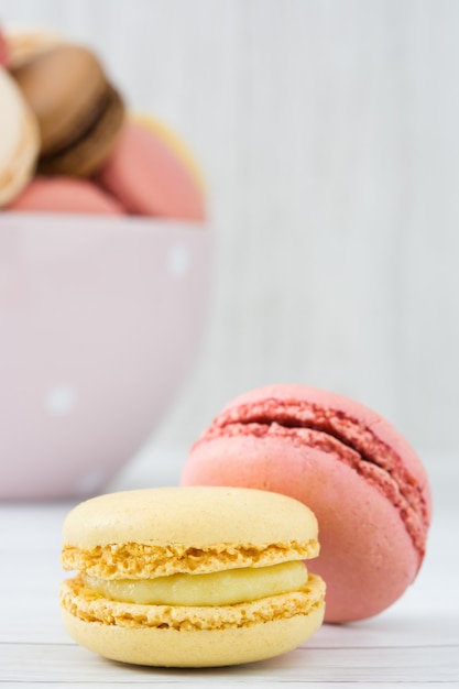 Macarons em uma mesa de madeira branca