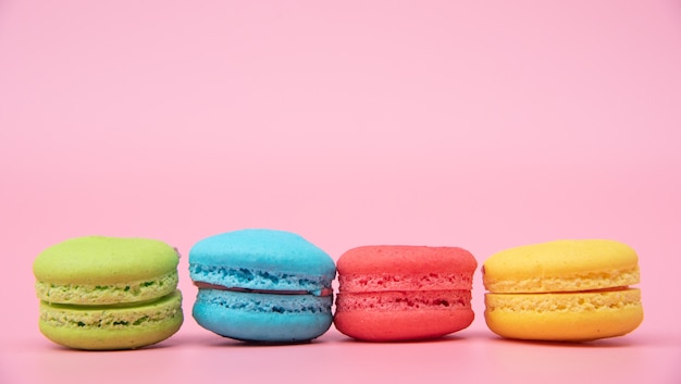 Macarons franceses para postre dulce en snack para comida feliz y tiempo libre