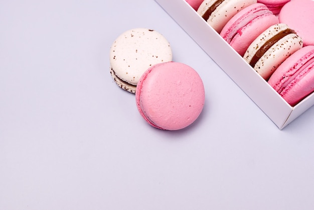 Macarons de fresa rosa y caramelo blanco y sal Delicado postre francés