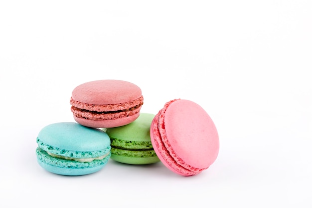 macarons de galletas de colores sobre un fondo claro