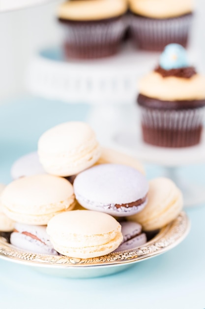 Macarons gourmet de primavera en bandeja de plata.