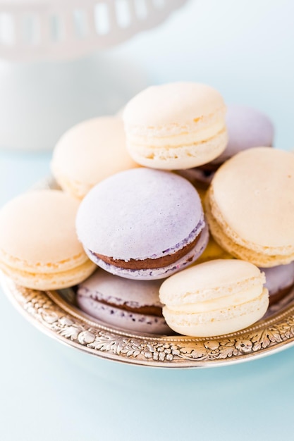 Macarons gourmet spring em bandeja de prata.