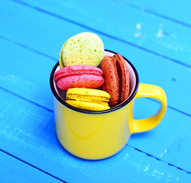 Macarons in einer gelben Keramikschale