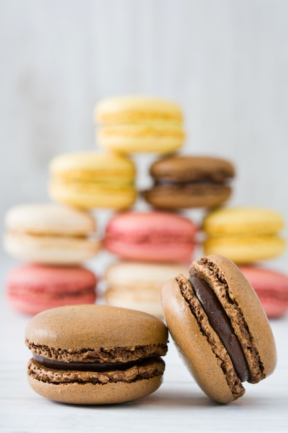 Macarons en una mesa de madera blanca