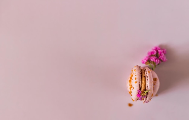 Macarons mit Kaffee- und Vanillefüllung Dessert für Tee- oder Kaffeepause Pastellfarbe