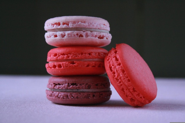 Macarons oder französische Makronen, süßes französisches Dessert, bunte Hintergründe