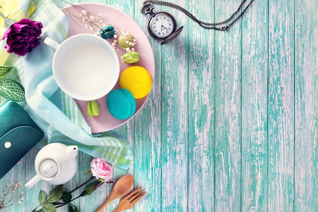 Macarons oder Makronen und Milch Dessert süße schöne auf hölzernen Hintergrund zu essen