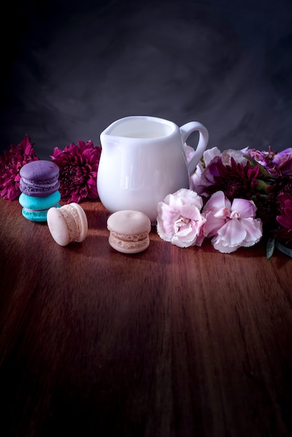 Macarons oder Makronen und Milch