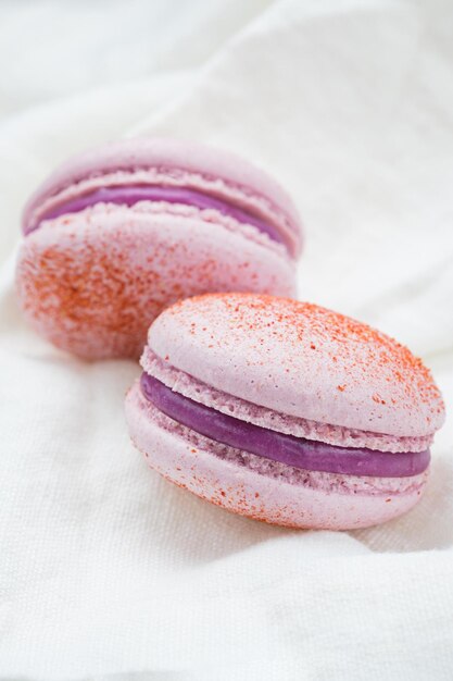 Macarons de pastel rellenos de grosellas y chocolate blanco Delicioso postre francés para beber café