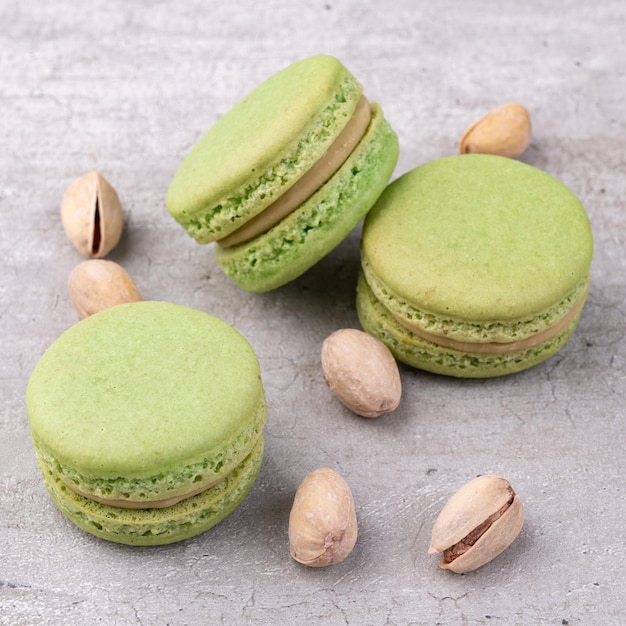 Macarons de pistacho sobre mesa de madera