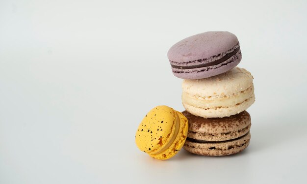 Macarons de postre dulce francés en blanco