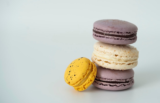 Macarons de postre dulce francés en blanco