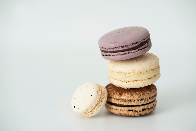 Macarons de postre dulce francés en blanco