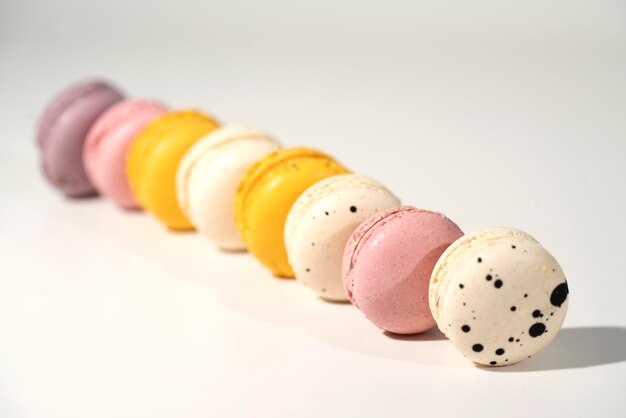 Macarons de postre dulce francés en blanco