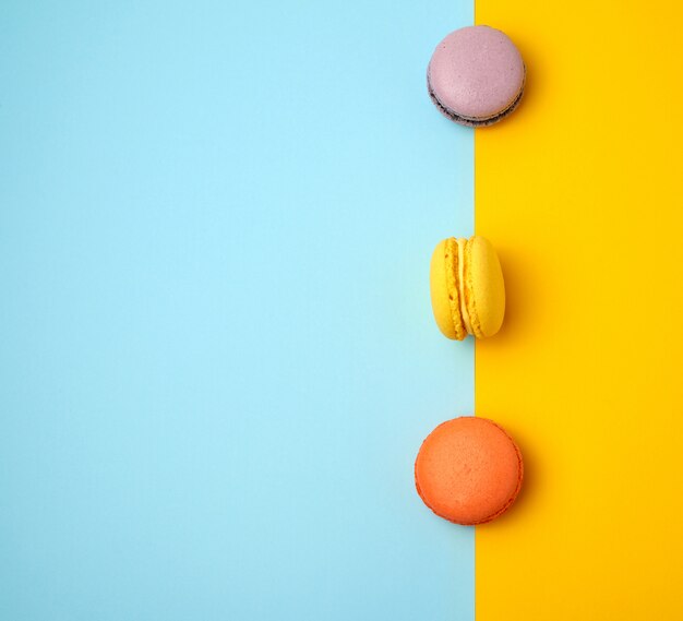 Macarons redondos al horno multicolores en azul y naranja