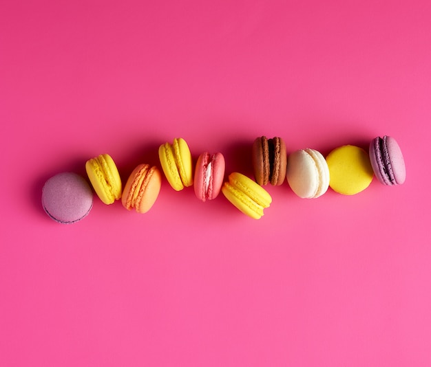 Macarons redondos multicolores al horno con crema