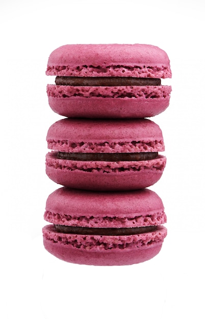 Macarons rosa isolados no branco